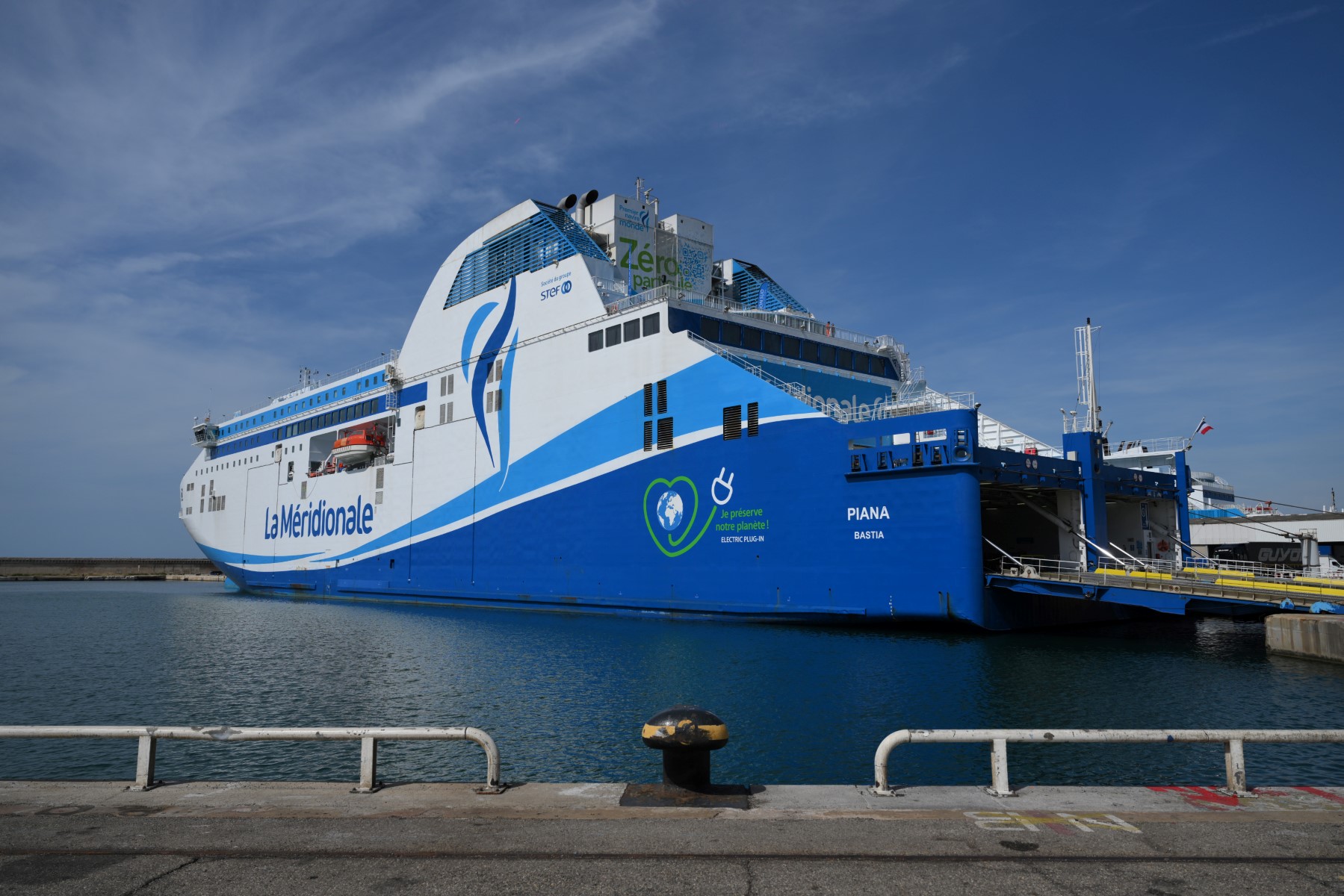Cette photographie prise le 5 septembre 2022 montre le ferry Piana à quai dans la rade de Marseille. Une "première mondiale" saluée par une organisation de surveillance de l'air et des militants écologistes. (AFP)