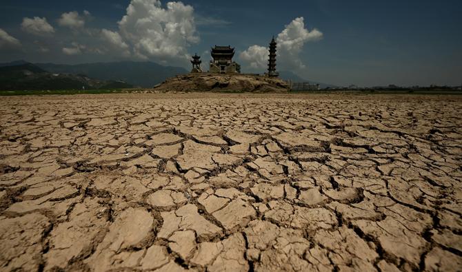 Cette photo d'archive prise le 23 août 2022 montre de la boue croupie devant le Luoxing Dun, une petite île habituellement à moitié submergée sur laquelle se trouvent des temples anciens, dans le plus grand lac d'eau douce de Chine, le lac Poyang, à Juijiang, dans la province centrale du Jiangxi. (AFP).