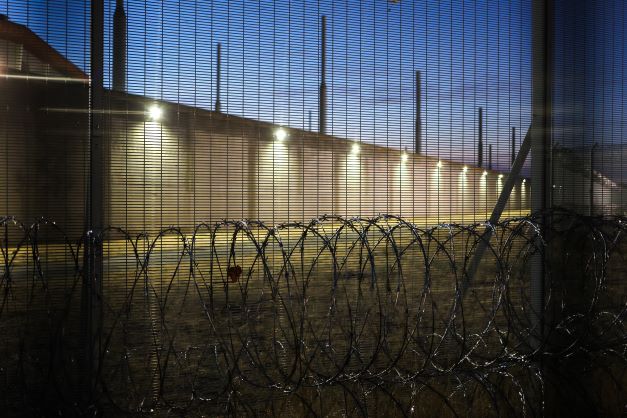 Des migrants s'enfuient d'un centre de rétention administrative en France