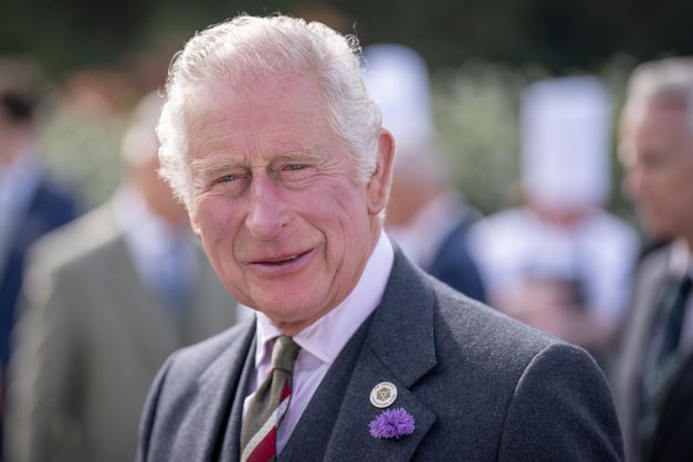Charles enfin roi, sous le nom Charles III