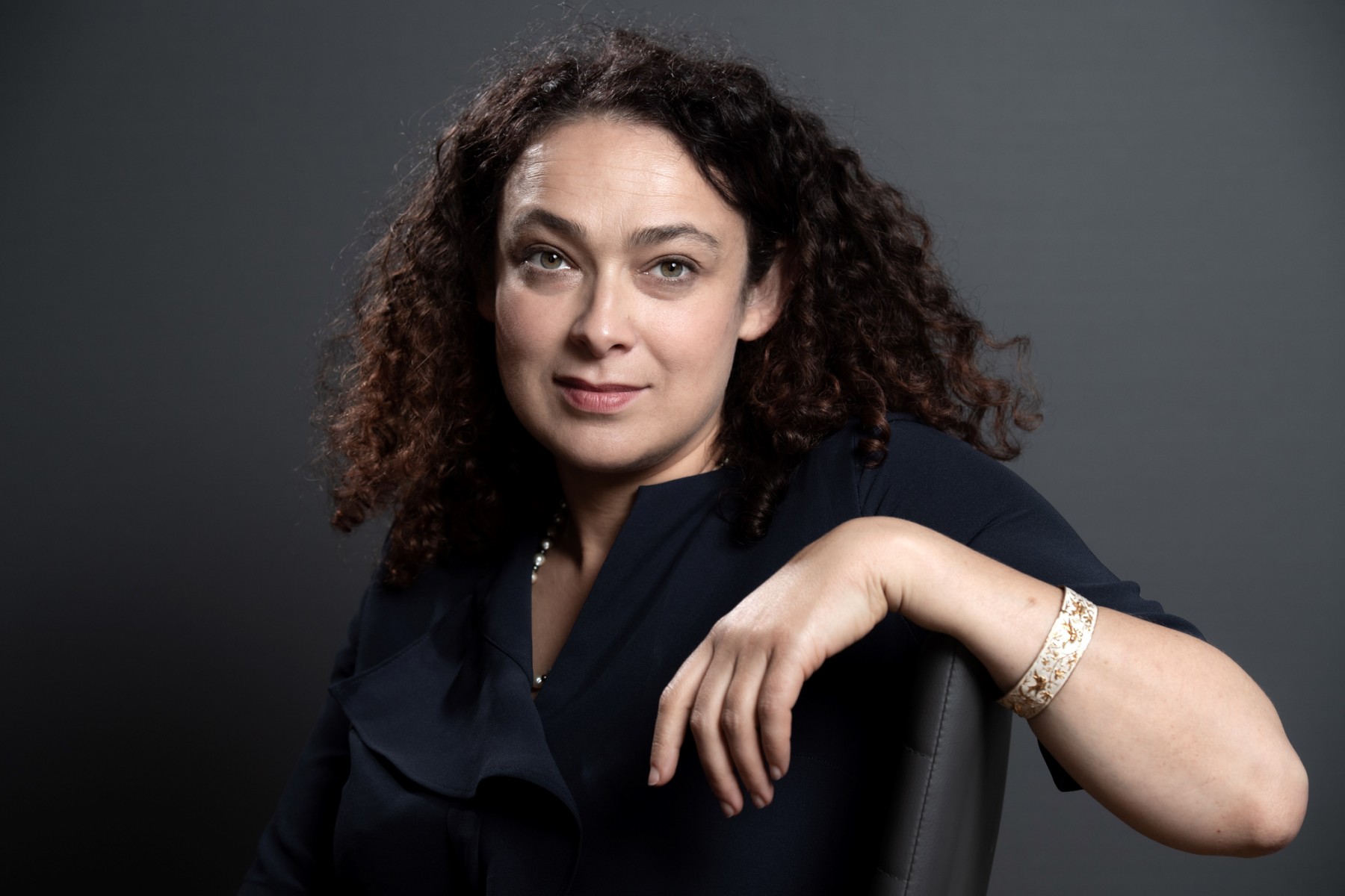 Cette photo d'archives prise le 17 juin 2019 montre la rabbinesse française Delphine Horvilleur posant lors d'une séance de photos en marge du 1er congrès mondial «Women in Judaism» à Troyes. (Photo de Bertrand Guay / AFP)