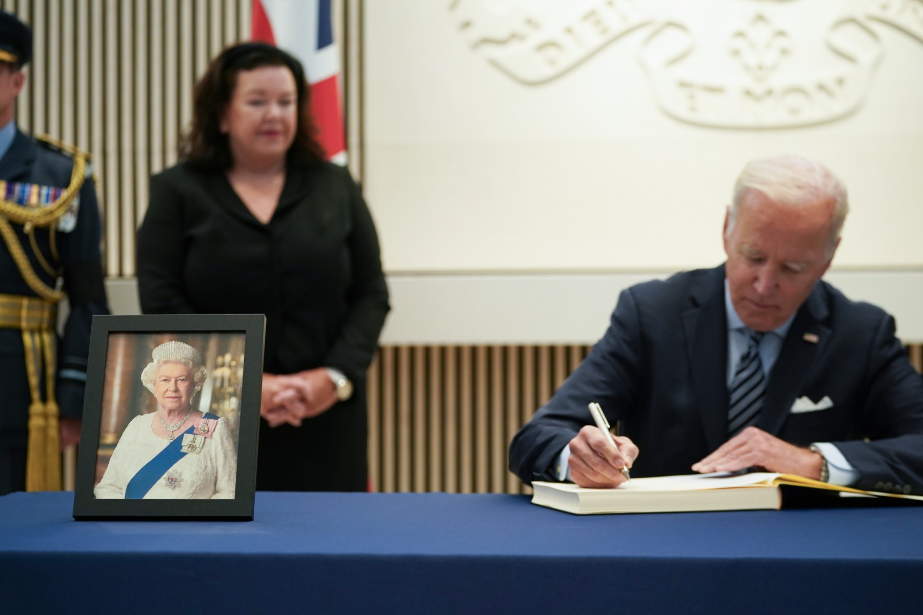 Le président américain Joe Biden signe le livre de condoléances à l'ambassade britannique à Washington suite au décès de la reine Elizabeth II de Grande-Bretagne sous le regard de l'ambassadrice britannique aux États-Unis Karen Pierce à Washington, DC, le 8 septembre 2022. (Photo de Mandel Ngan / AFP)