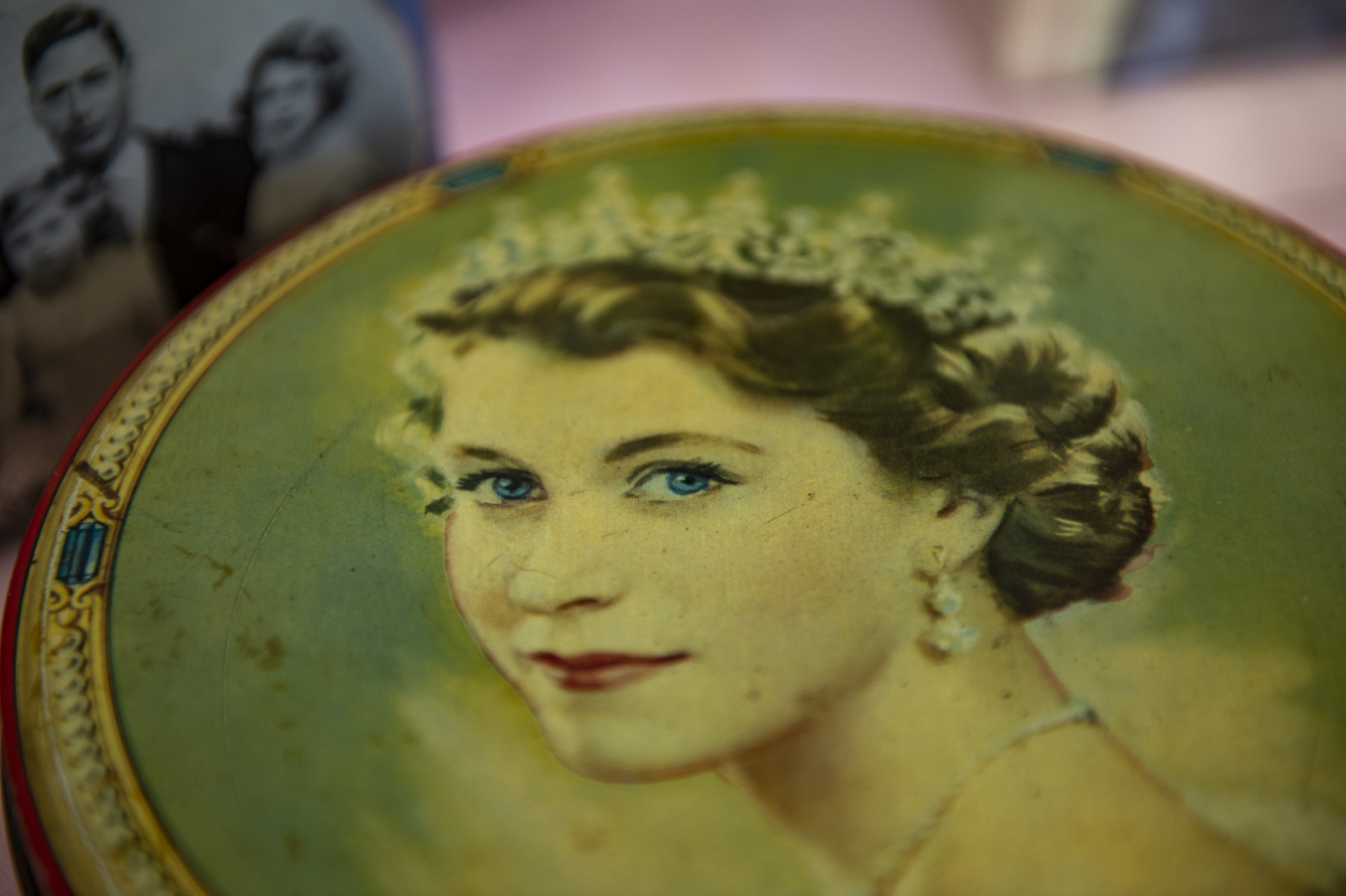 Un mémorial pour la reine Elizabeth II orne une table avec des boîtes de conserve vintage, des photos et des objets de sa vie, ainsi qu'un livre que les gens peuvent signer chez Bridgham & Cook, Ltd. à Freeport, dans le Maine, le 9 septembre 2022. (Photo : Joseph Prezioso / AFP)