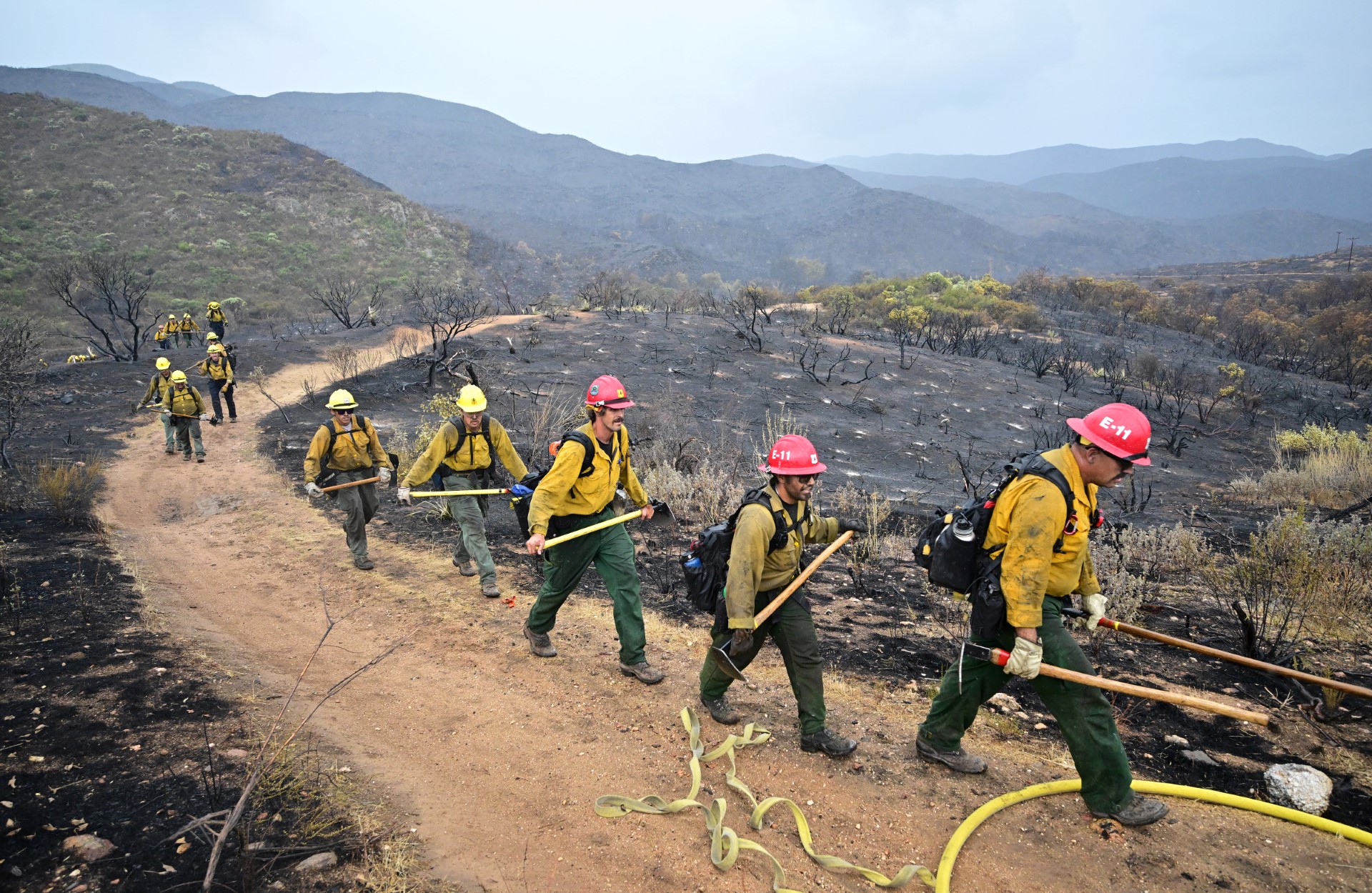 Dans le nord de la Californie, les pompiers peinent à contenir un violent incendie