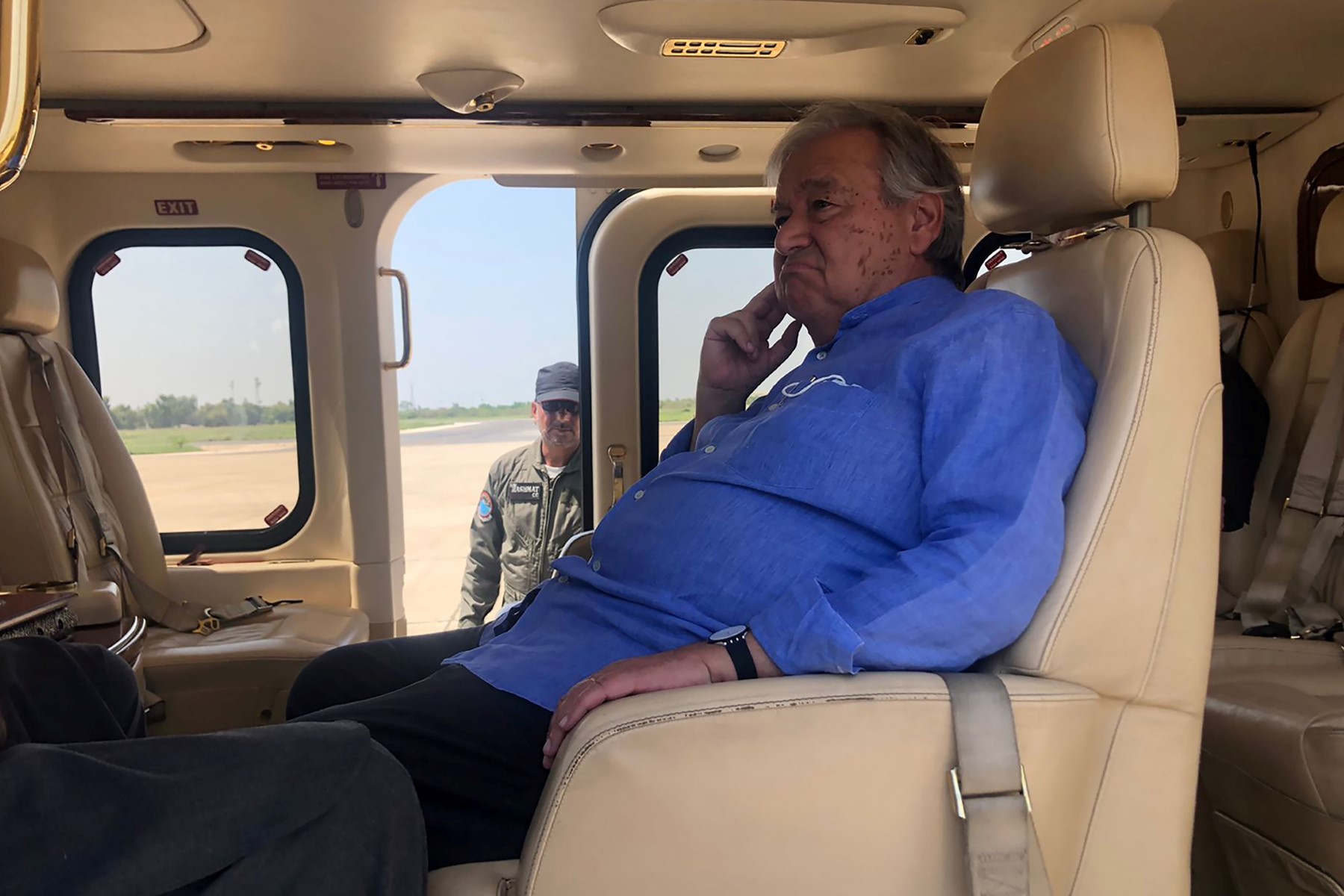 Le Secrétaire général des Nations Unies, Antonio Guterres, dans un hélicoptère lors de sa visite des zones touchées par les inondations dans la province pakistanaise de Sindh, le 10 septembre 2022. (Photo : Muhammad Daud / AFP)