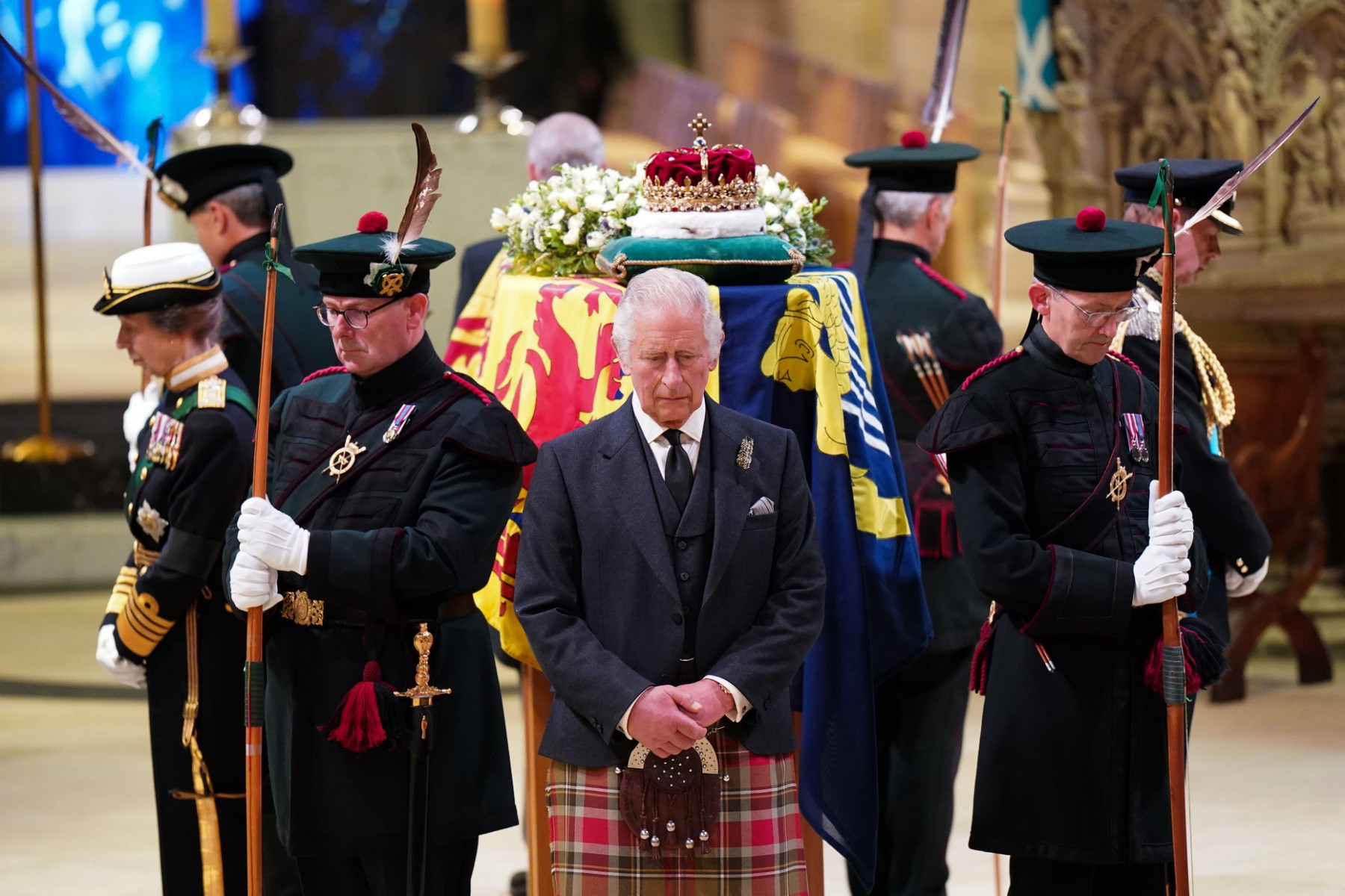 Avant Londres, les Britanniques se pressent à Edimbourg pour des adieux poignants à la reine