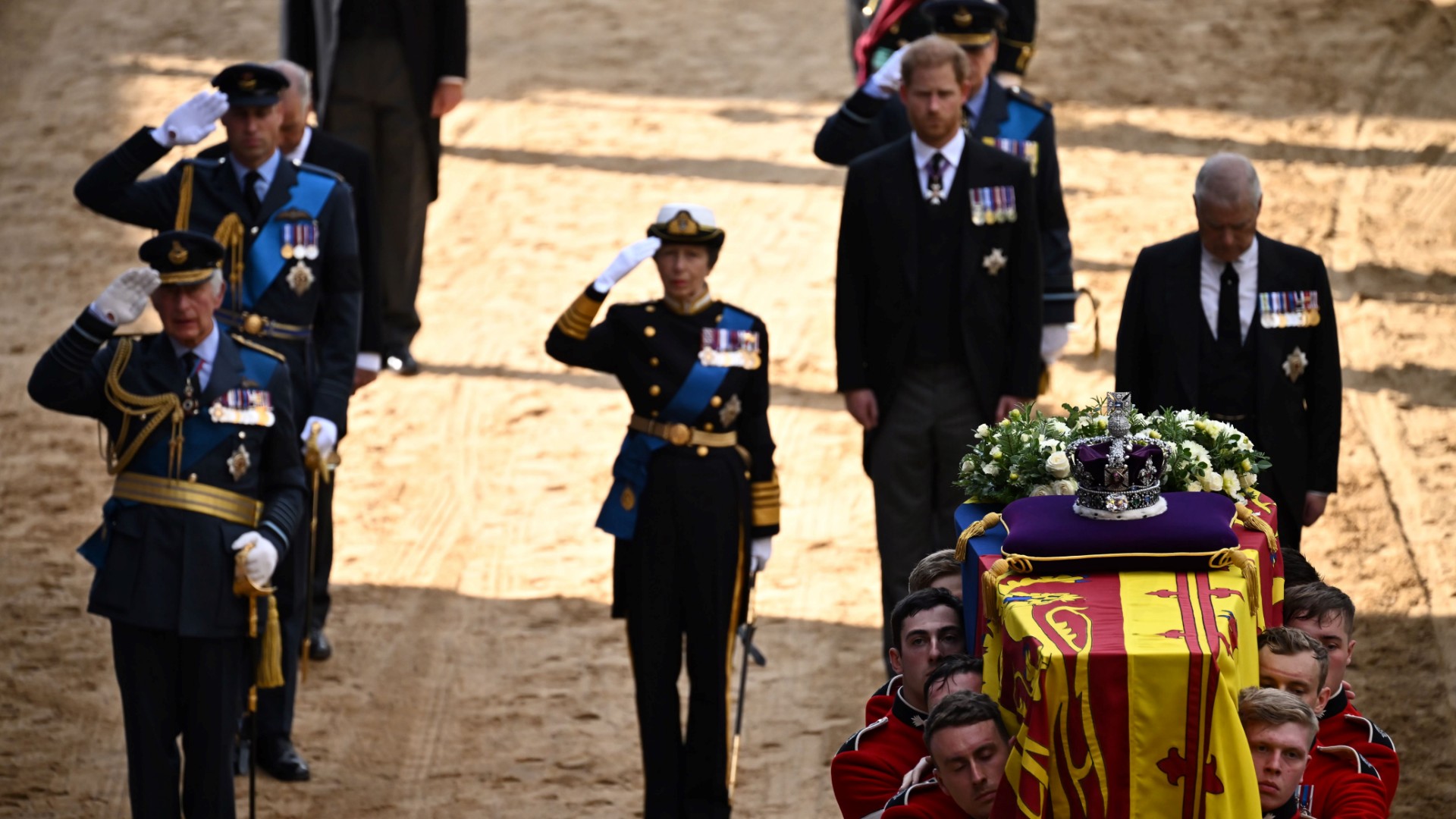 Larmes et recueillement à Westminster: Le public défile devant le cercueil d'Elizabeth II
