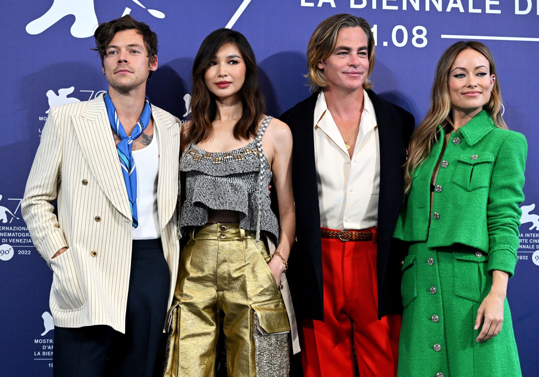Cette photo d'archives prise le 5 septembre 2022 montre le chanteur et acteur britannique Harry Styles (à gauche), l'actrice britannique Gemma Chan (2e à gauche), l'acteur américain Chris Pine (2e à droite) et la réalisatrice et actrice américaine Olivia Wilde posant lors d'un photocall pour le film "Don't Worry darling" présenté hors compétition dans le cadre du 79e Festival international du film de Venise au Lido di Venezia à Venise, le 5 septembre 2022. (Photo par Tiziana FABI / AFP)
