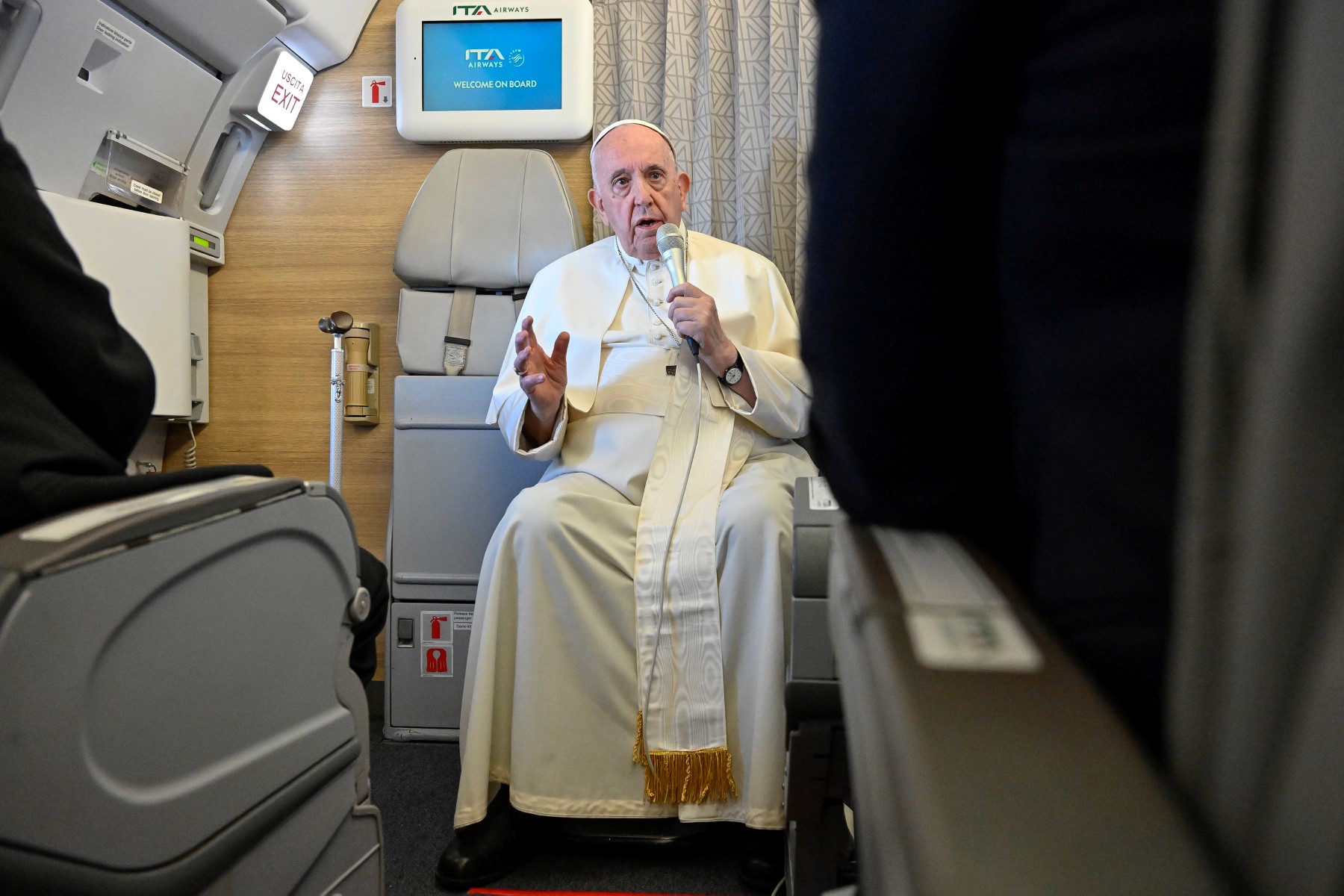 Le Pape François parle à bord de l'avion qui le ramène de Nur-Sultan à Rome après sa visite de trois jours au Kazakhstan, le 15 septembre 2022. (Photo par Alessandro DI MEO / Pool / AFP)