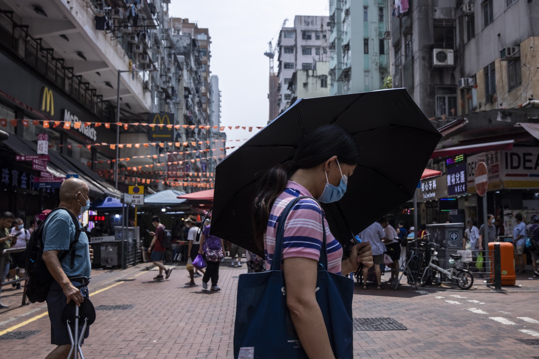 Les passants utilisent des parapluies pour se protéger du soleil à Hong Kong, le 16 septembre 2022. (Photo : Isaac Lawrence / AFP)