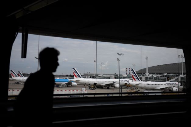 Grève des aiguilleurs du ciel français: plus de 2 400 vols annulés en Europe vendredi dernier