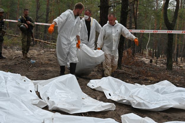 Ukraine: Des centaines de corps, certains torturés, découverts dans les zones reprises aux Russes