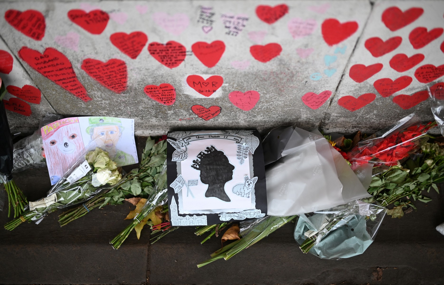 Les complotistes appliquent leurs vieilles recettes à la mort d'Elizabeth II