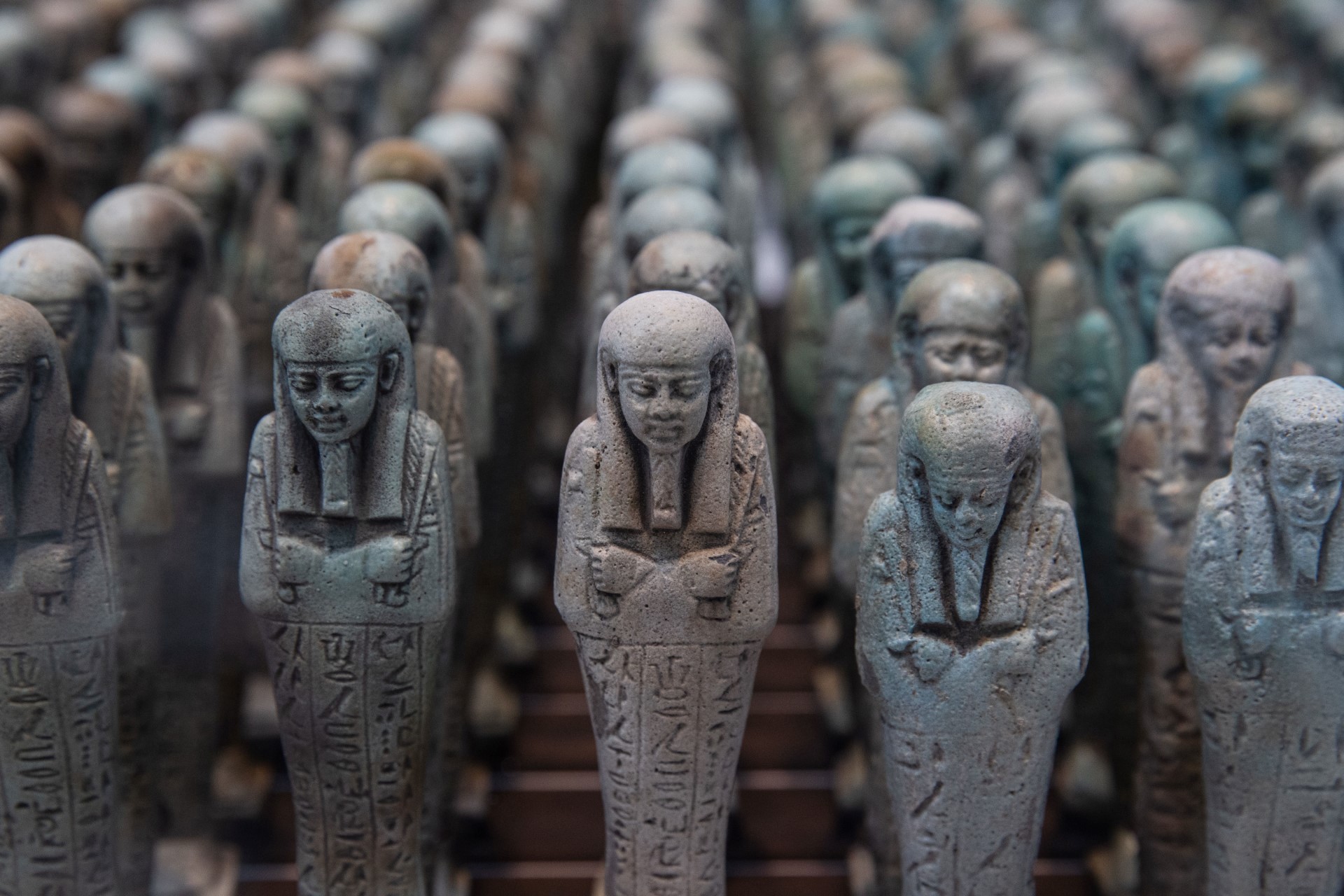 Cette photographie prise le 21 septembre 2022 montre une Troupe de figures de serviteurs funéraires (shabits) au nom de Neferibreheb exposée à la "Galerie du Temps" du musée du Louvre-Lens à Lens, dans le nord de la France. (Photo de Sameer al-Doumy / AFP)