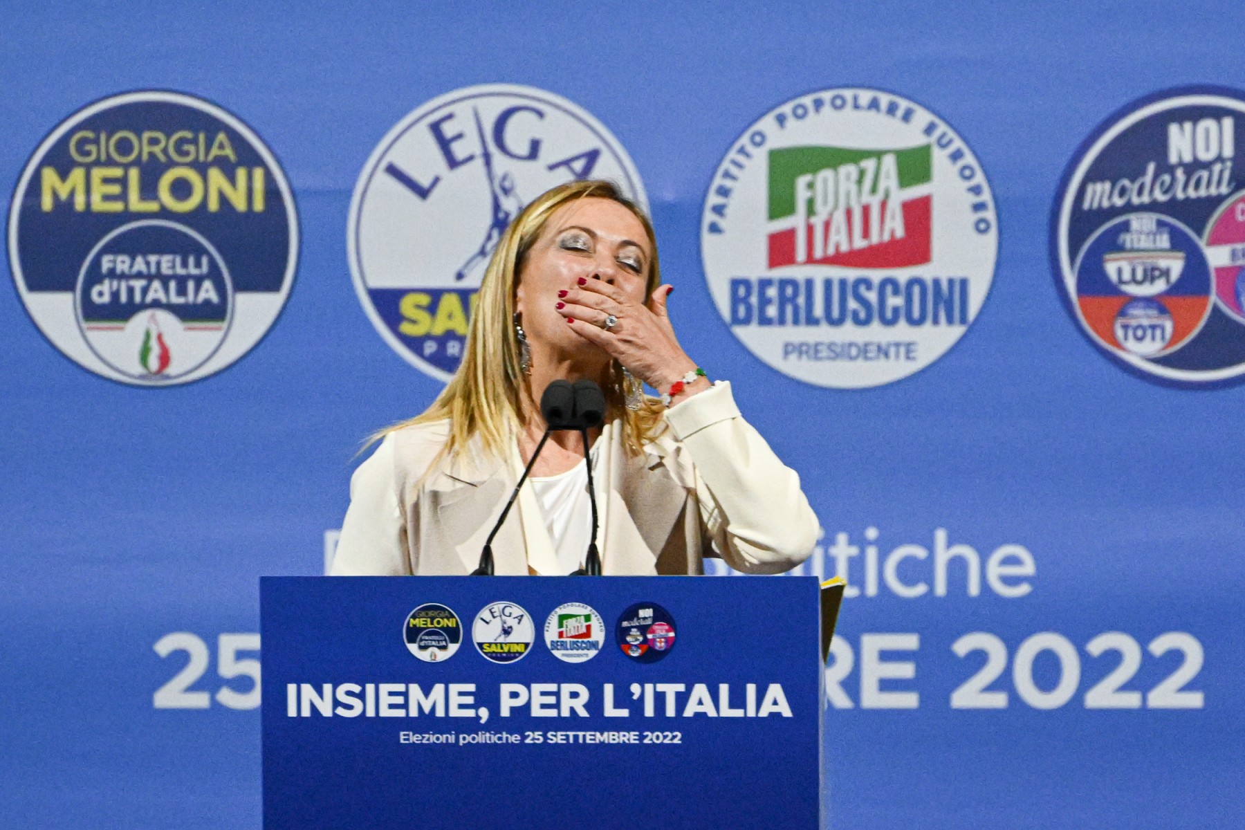 La chef du parti Frères d'Italie, Giorgia Meloni, le 22 septembre 2022, lors d'un rassemblement commun des partis de droite italiens Frères d'Italie (FdI), Ligue (Lega) et Forza Italia sur la Piazza del Popolo à Rome, en vue des élections générales du 25 septembre. (Photo par Andreas Solaro / AFP)
