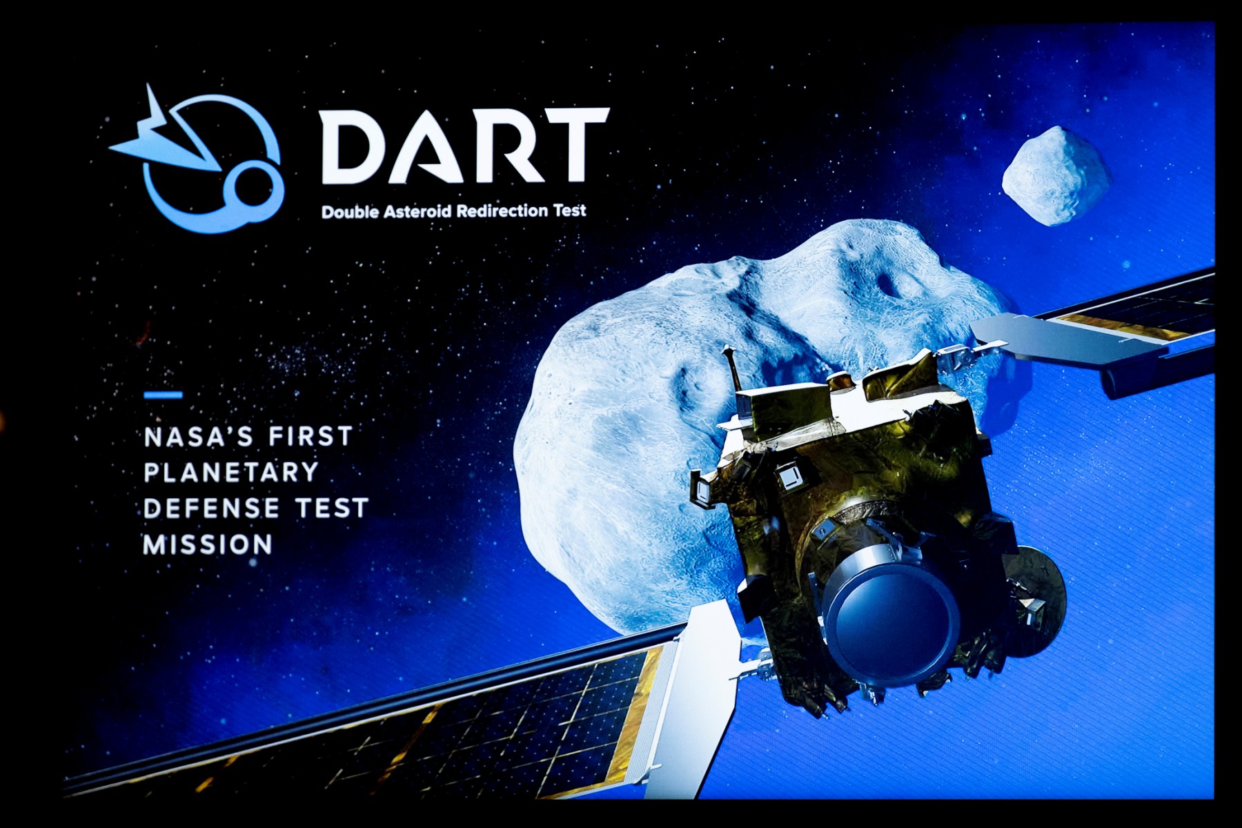 Dans cette photo d'archive prise le 12 septembre 2022 Une pancarte est accrochée au mur lors de la téléconférence de l'atelier technologique DART (Double Asteroid Redirection Test) et de la visite au Johns Hopkins Applied Physics Laboratory à Laurel, dans le Maryland, avant la mission d'essai du projet du 26 septembre. (Photo de Jim WATSON / AFP)