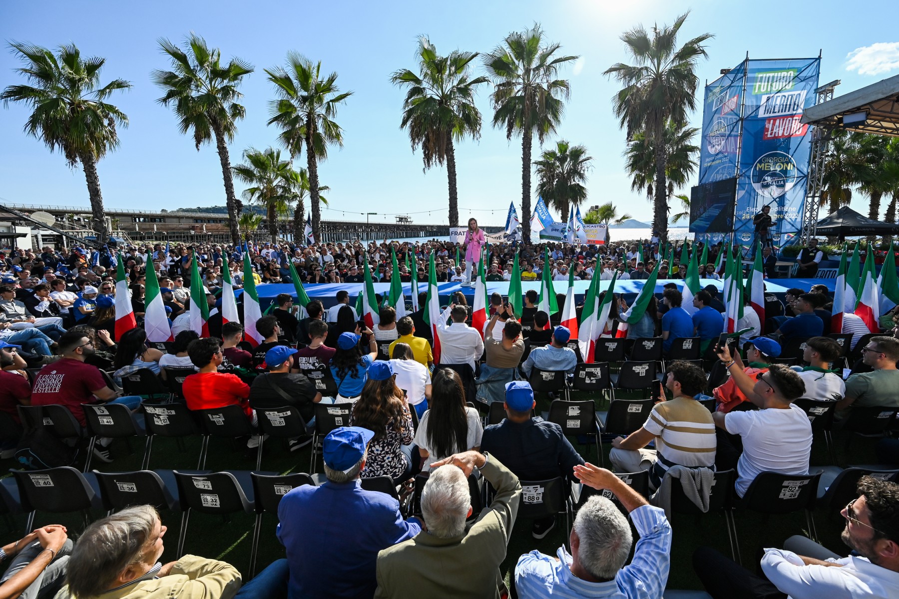 La dirigeante du parti d'extrême droite italien «Fratelli d'Italia», Giorgia Meloni, prononce un discours le 23 septembre 2022 sur le site du front de mer Arenile di Bagnoli à Naples, lors d'un rassemblement clôturant la campagne de son parti pour les élections générales du 25 septembre. (Photo par Andreas Solaro/ AFP)