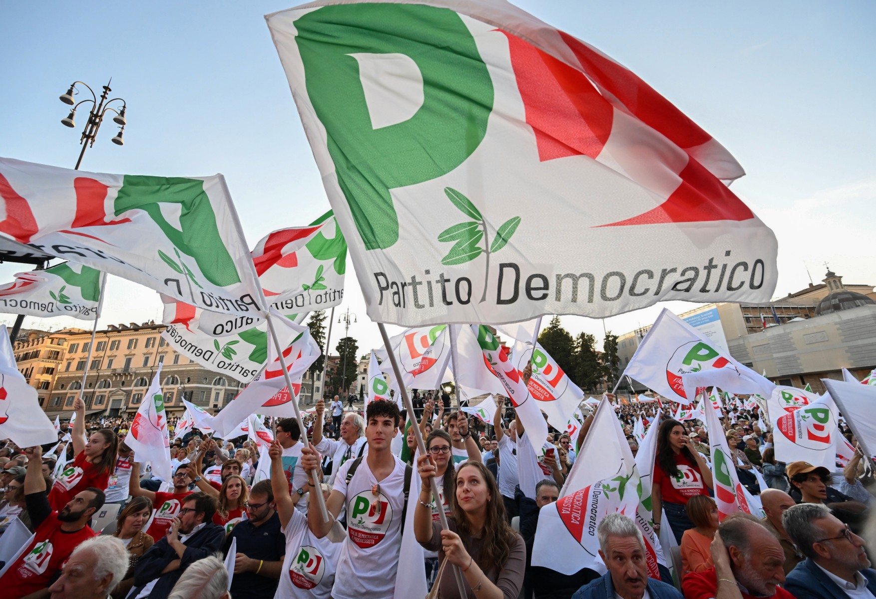 Fin de campagne polémique pour l'alliance conservatrice en Italie