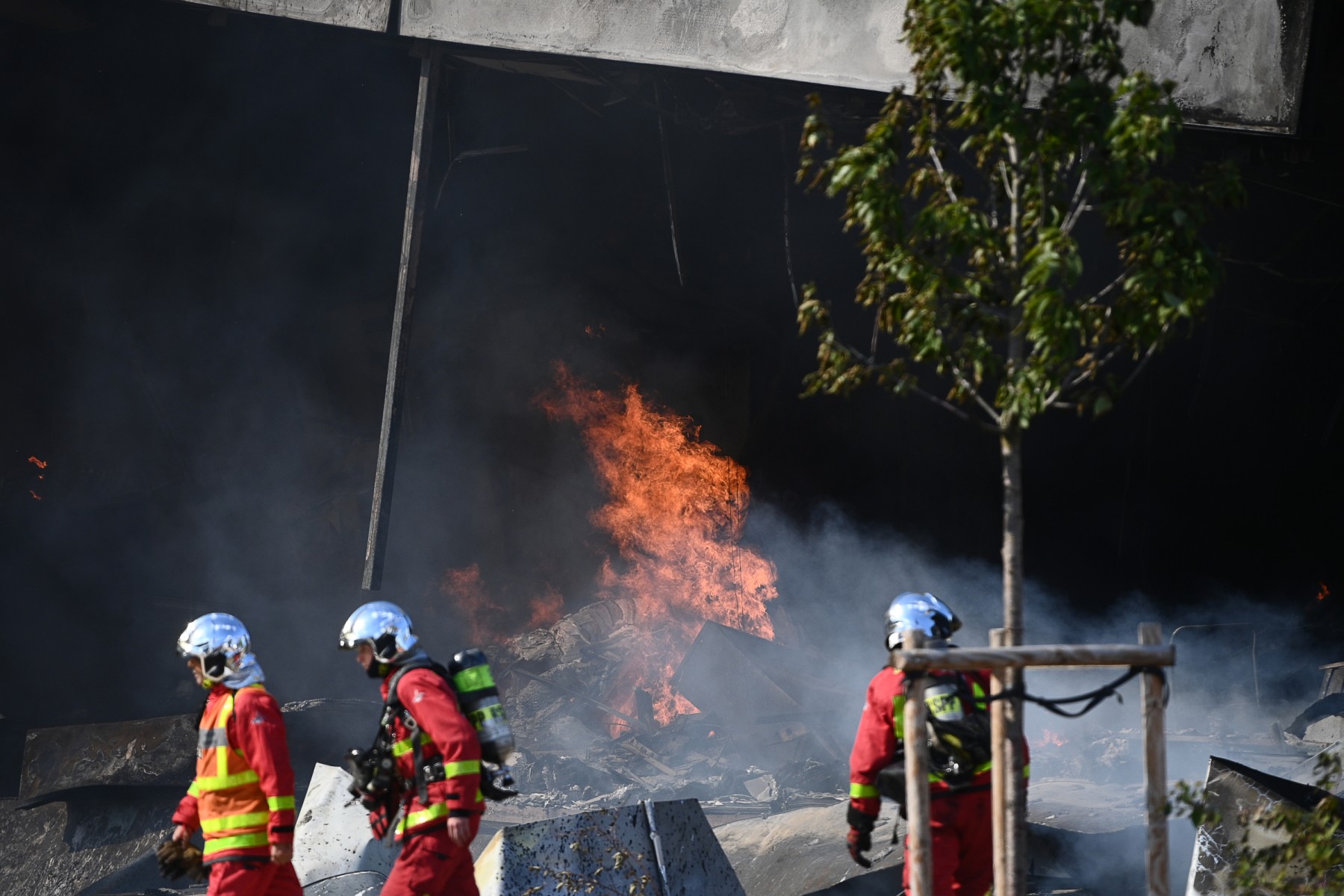 Spectaculaire incendie dans un entrepôt du marché de Rungis