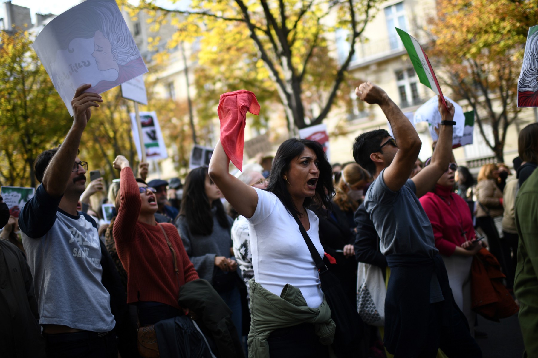 France : gaz lacrymogènes pour empêcher des manifestants d'arriver à l'ambassade d'Iran
