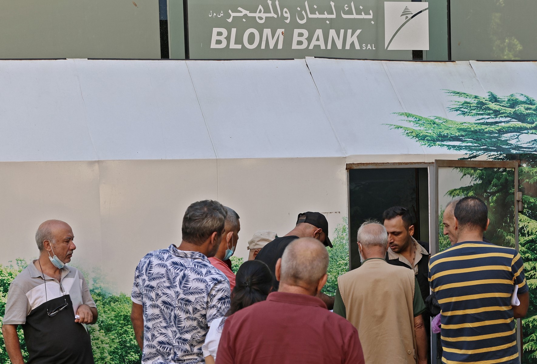 «J'ai besoin de mon salaire»: colère au Liban après la réouverture des banques