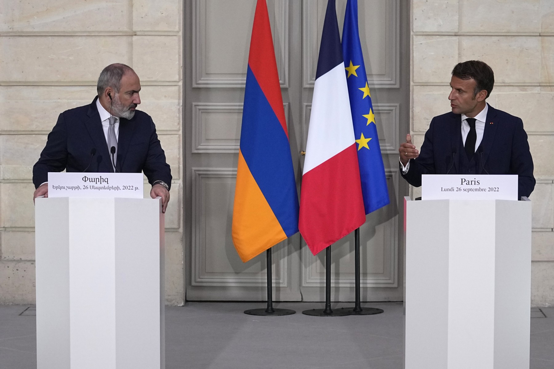 Macron appelle l'Arménie et l'Azerbaïdjan à des négociations «sans délai»