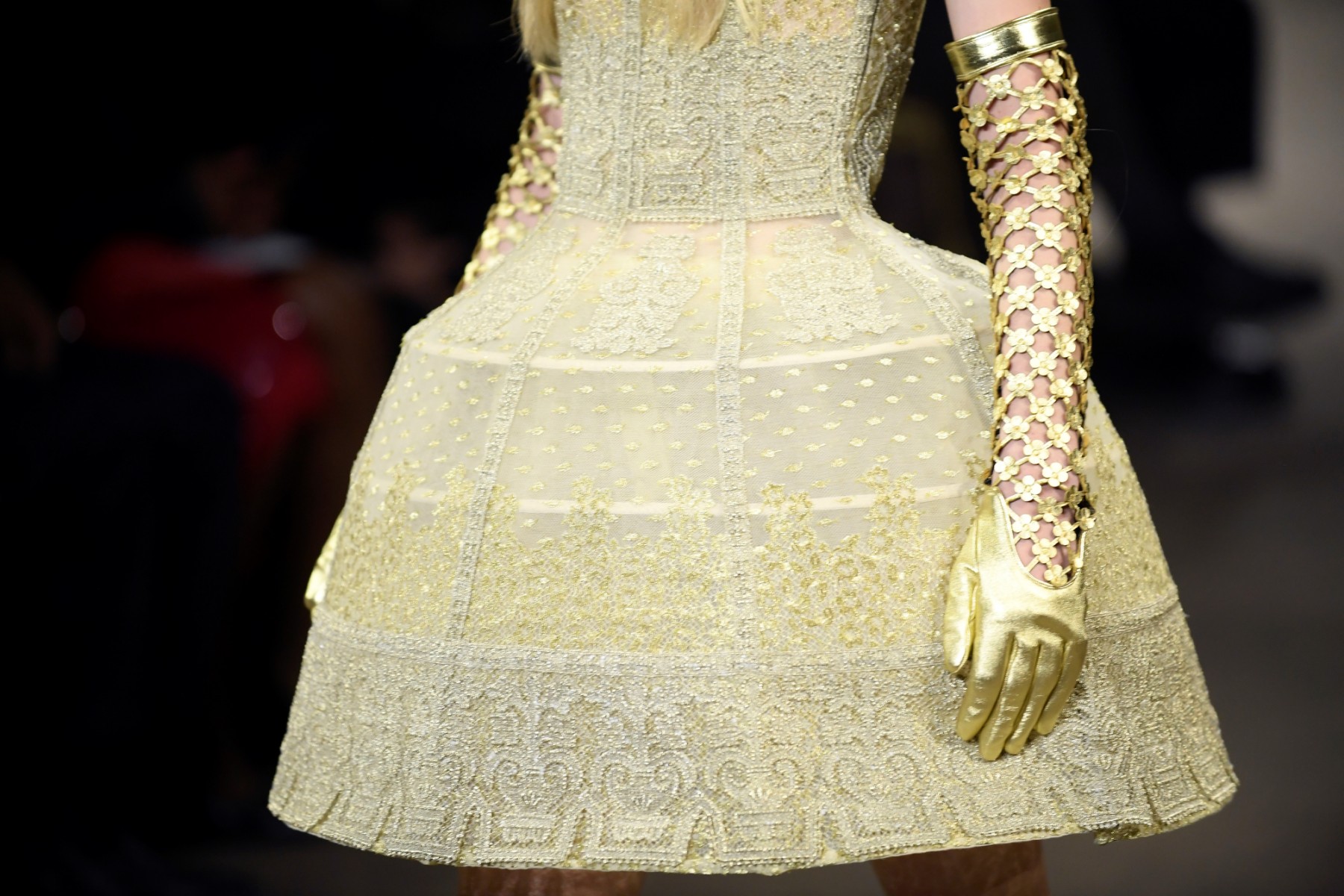 Dior joue avec les talons et corsets pour donner du pouvoir aux femmes
