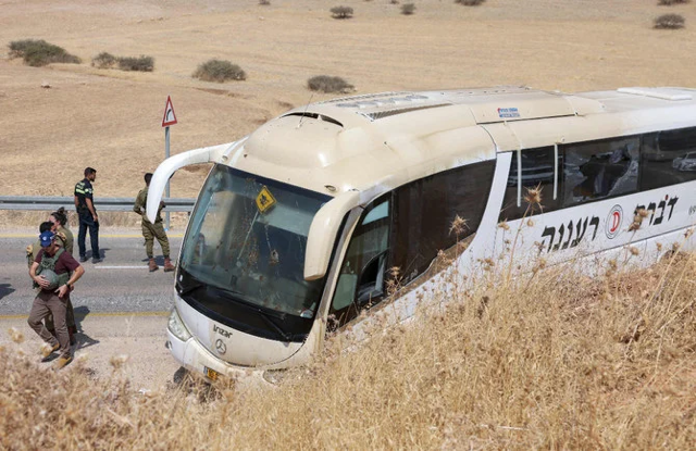 Cisjordanie: six soldats et un civil israéliens blessés dans une attaque sur un bus