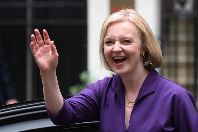Entrée à Downing Street, Liz Truss promet de sortir le Royaume-Uni de la "tempête"