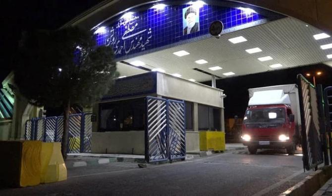 Un camion quitte le centre de recherche nucléaire de Natanz, à quelque 300 kilomètres au sud de la capitale Téhéran. (Photo, AFP)