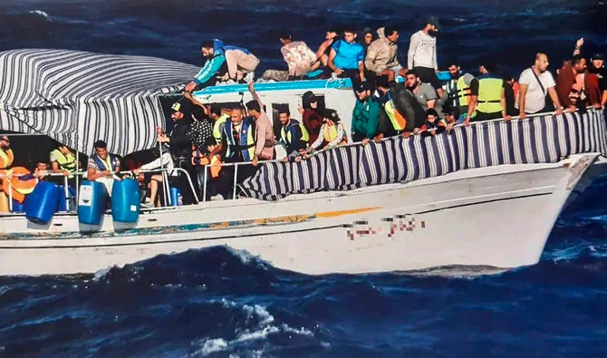 Soixante et un migrants, secourus par un cargo au large de Malte, atteignent la Crète