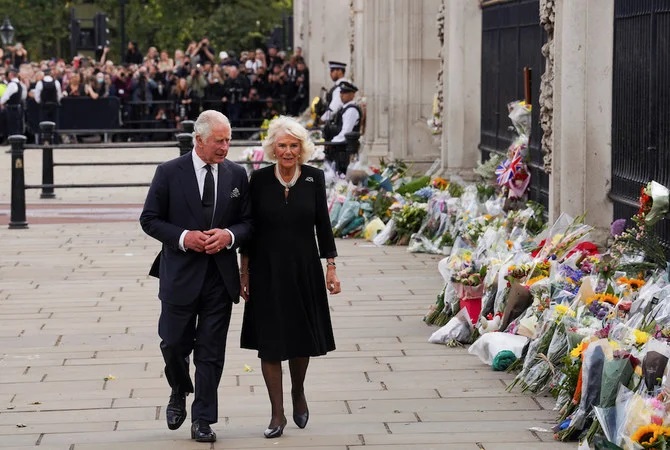Charles III ovationné à son arrivée à Buckingham Palace, deuil national en mémoire de la reine