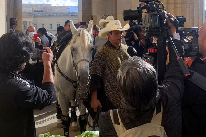 Colombie: un sénateur à cheval dans les couloirs du parlement