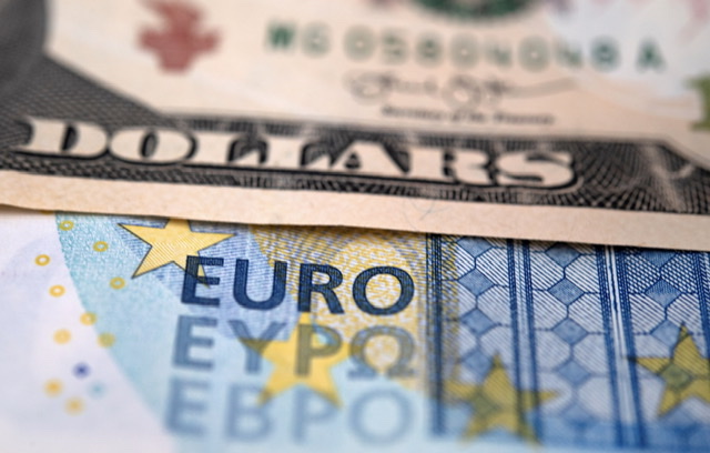 Nouveau sommet du dollar depuis 2002 face à l'euro, depuis 1998 face au yen
