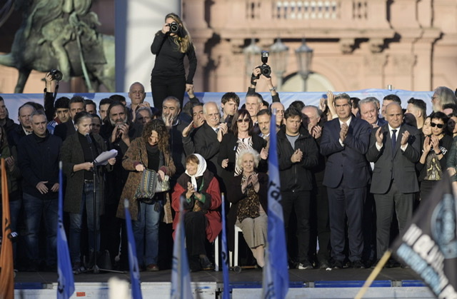 Argentine: Après l'attaque contre Kirchner, le parlement affiche une unité malaisée