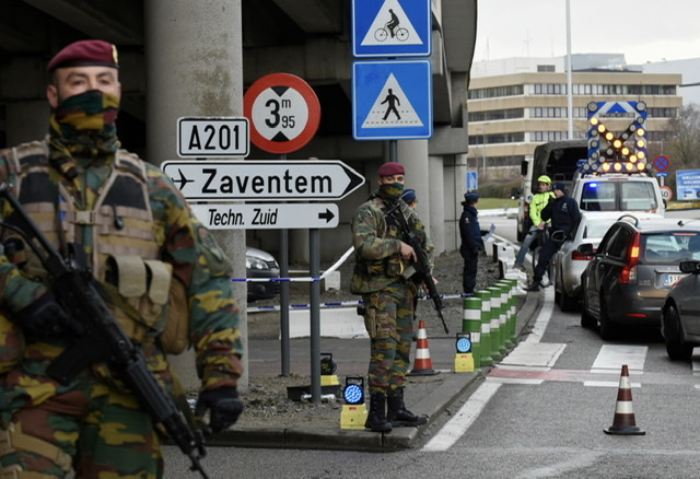 Attentats de 2016 à Bruxelles: Abdeslam dénonce un procès «inéquitable», controverse sur les boxes