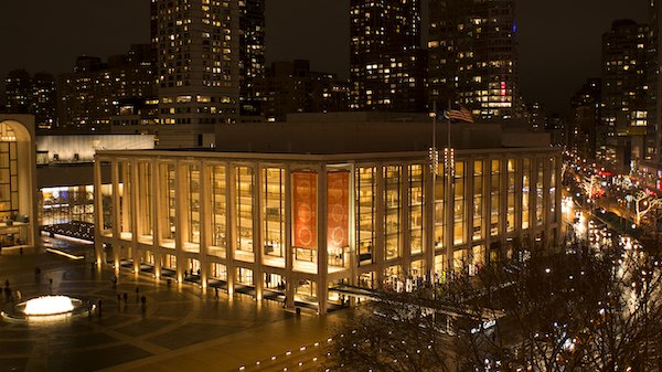 Le David Geffen Hall du Lincoln Center, résidence de l'Orchestre philharmonique de New York (photo : D Ramey Logan, Creative Commons Attribution 4.0)