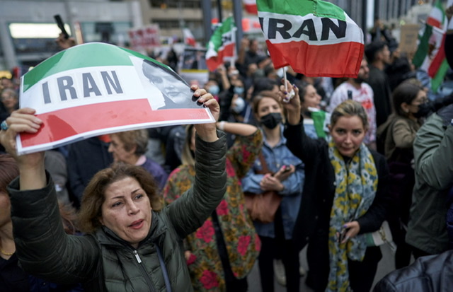 Iran: Manifestation à New York pour les femmes et contre le New York Times