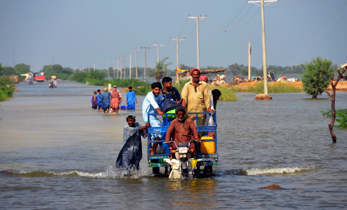 Des pakistanais sur leur moto dans les eaux de crue, dans la ville de Sohbat Pur, un district de la province pakistanaise du Balouchistan, dans le sud-ouest du pays (Photo, AP).