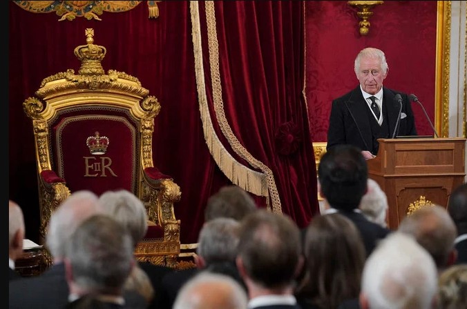 Proclamé roi, Charles III endosse les « lourdes responsabilités» de la couronne