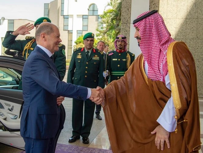 Le prince héritier saoudien et le chancelier allemand Scholz discutent des relations et des domaines de coopération