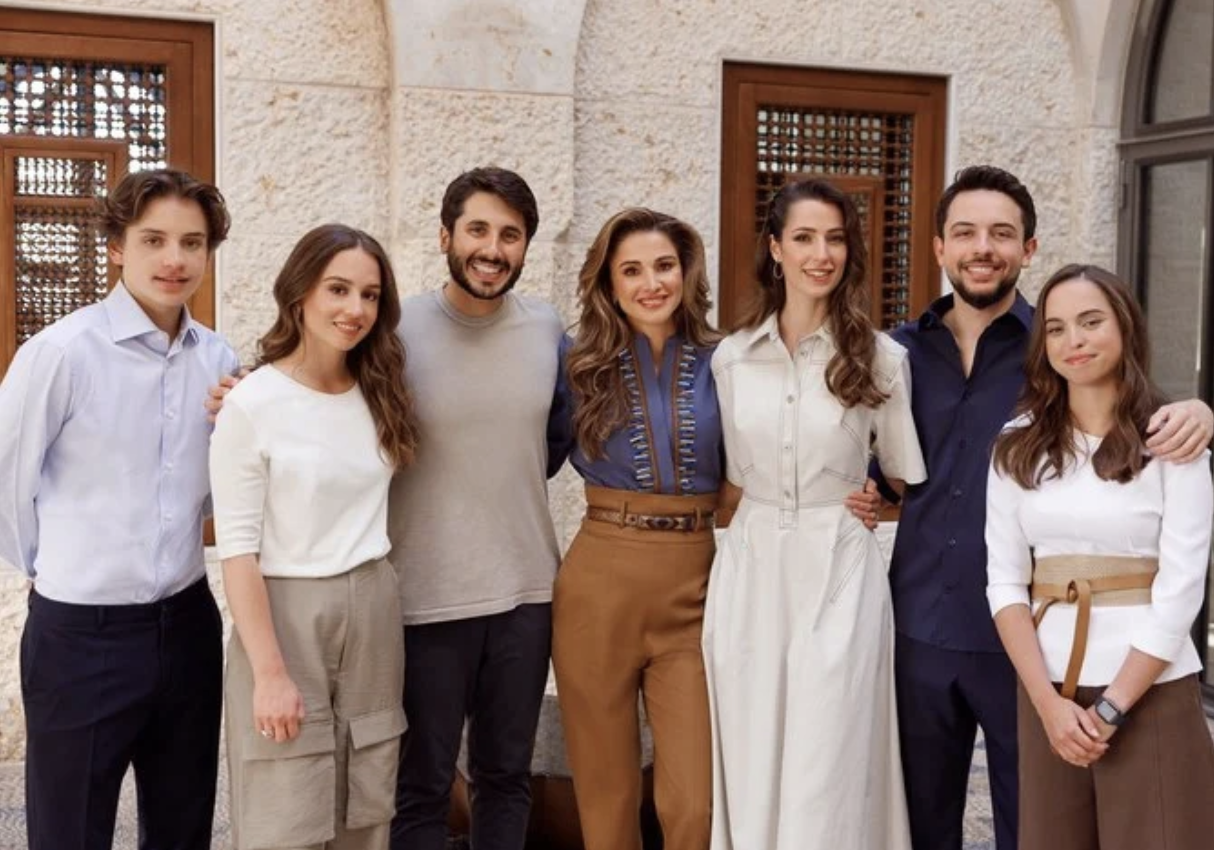 Entourée de ses enfants et de leurs conjoints, Rania de Jordanie célèbre son 52e anniversaire