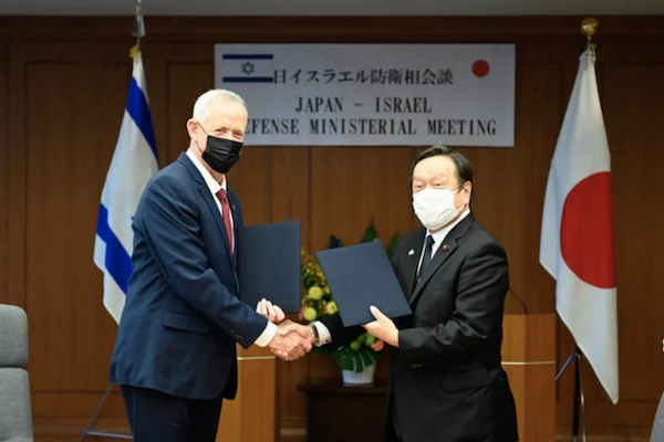 Le ministre israélien de la Défense, Benny Gantz, à gauche, et son homologue japonais Yasukazu Hamada conviennent de renforcer la coopération en matière de défense lors d’une réunion à Tokyo. L’accord intervient au moment où le Japon cherche à consolider son rôle dans le processus de paix au Moyen-Orient. (AP)