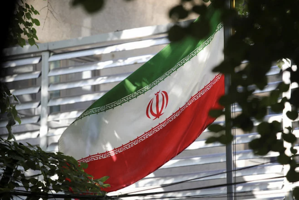Le drapeau iranien devant un bâtiment officiel (fournie)