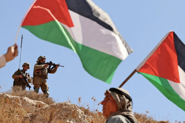 Des Palestiniens manifestent près des forces israéliennes contre l'établissement d'avant-postes israéliens à Beit Dajan, le 9 septembre 2022. (AFP)