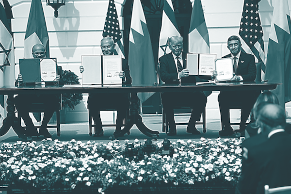 Le ministre des Affaires étrangères de Bahreïn, Abdullatif al-Zayani, le Premier ministre israélien Benjamin Netanyahu, le président américain Donald Trump et le ministre des Affaires étrangères des Émirats arabes unis, Abdullah ben Zayed al-Nahyan, signent les accords d'Abraham à la Maison Blanche en 2020. (AFP)