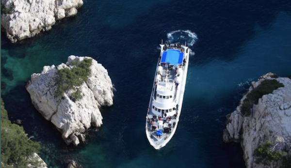 Un bateau de tourisme dans les calanques de Marseille ( Photo : croisieres-marseille- calanques.com)
