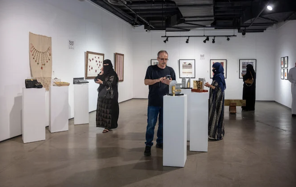 L'exposition «Saudi Crafts» a réuni un certain nombre de studios d'artisanat collectifs et de designers locaux, tels que Desert Designs, Herfa Association, Sadu Tarha, Wuhah Studio et bien d'autres encore. (Photo fournie)