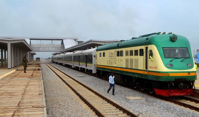 Un homme passe devant un train de la ligne de chemin de fer de nuit Abuja-Kaduna à Abuja, le 21 juillet 2016.( Photo d'illustration, AFP)