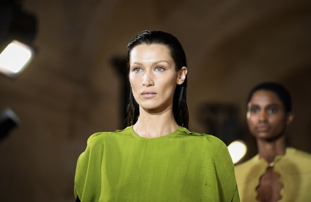 Cool et glamour, Victoria Beckham intègre la Fashion week à Paris